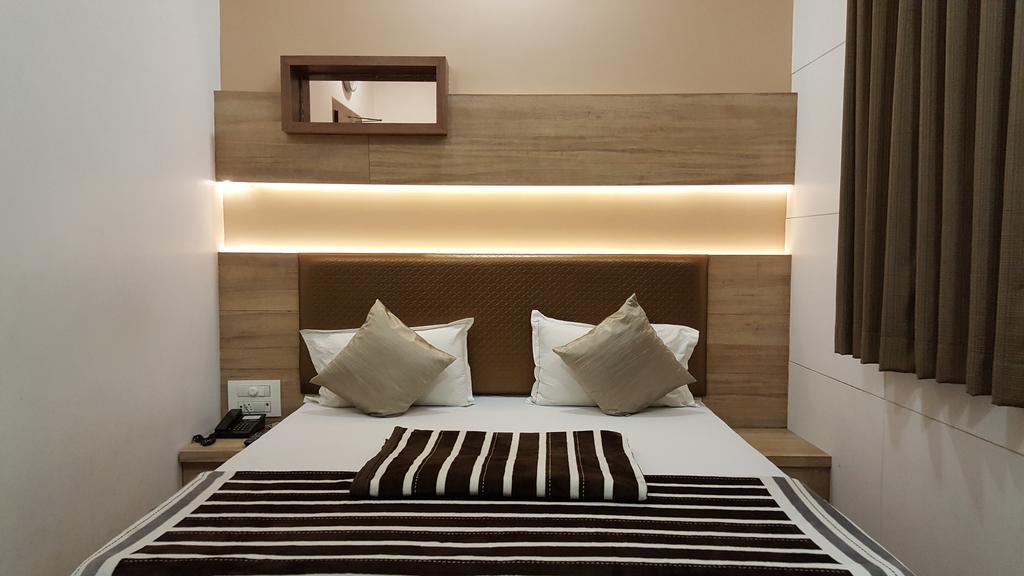 Hotel Oasis Bombay Esterno foto